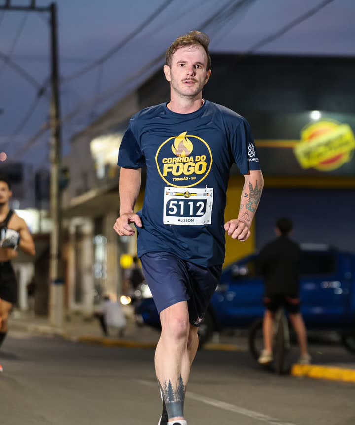 Alisson Pereira correndo a Corrida do Fogo, em Tubarão/SC